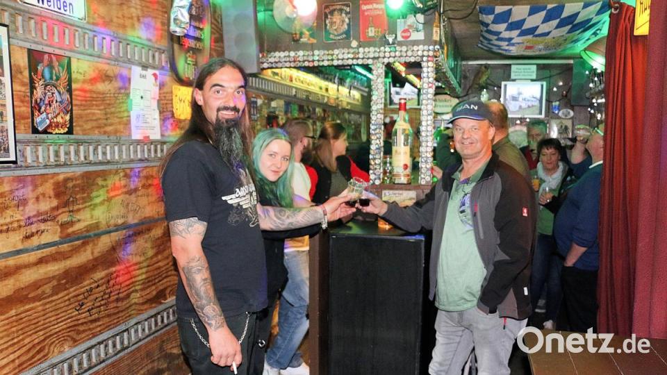 Feiern in der Trailerbar. Bild: bsc