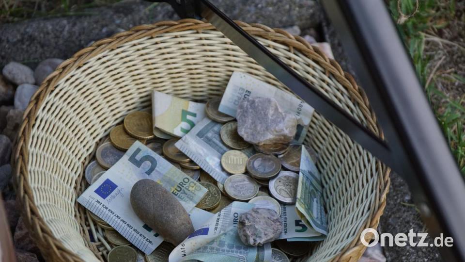 Fahrzeugsegung FFW Zinst: Im abgestellten Spendenkörbchen waren nach dem Gottesdienst auch Steine. Nicht, weil man keine Knöpfe mehr hineinwirft, sondern die Steine beschwerten die Scheine, damit sie der Wind nicht davon trug. Bild: bkr