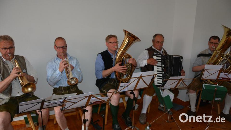 Das Quintett um ihren Leiter Armin Scharnagl (links) sorgte für den musikalischen Rahmen. Bild: jr