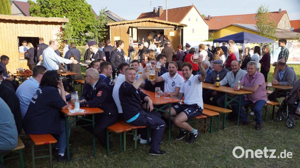 Fahrzeugsegung FFW Zinst: Tolle Biergartenstimmung. Im Zelt wurde es zu eng. Bänke im Freien brachten die erforderlichen Sitzplätze. Bild: bkr