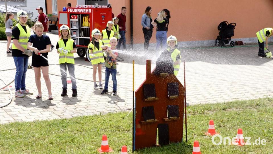 Fahrzeugsegung FFW Zinst: Die Kinder hatten ihren Spaß. Bild: bkr