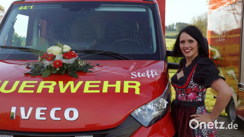 Fahrzeugsegung FFW Zinst: Zweimal Steffi, das Einsatzfahrzeug und die Fahrzeugbraut. Bild: bkr