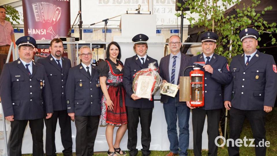 Fahrzeugsegung FFW Zinst: v.l.: 2. Vorsitzender Alexander Schraml, 2. Vorsitzender der Pilgramsreuther Wehr Klaus Übelmesse, Vorsitzender der Windischgrüner Wehr Michael Salomon, Fahrzeugbraut Steffi Felix, 1. Kommandant Andreas Kausler, Bürgermeister Peter Geiser, Markus Felix und 2. Kommandant Tobias Kreuzer. Bild: bkr