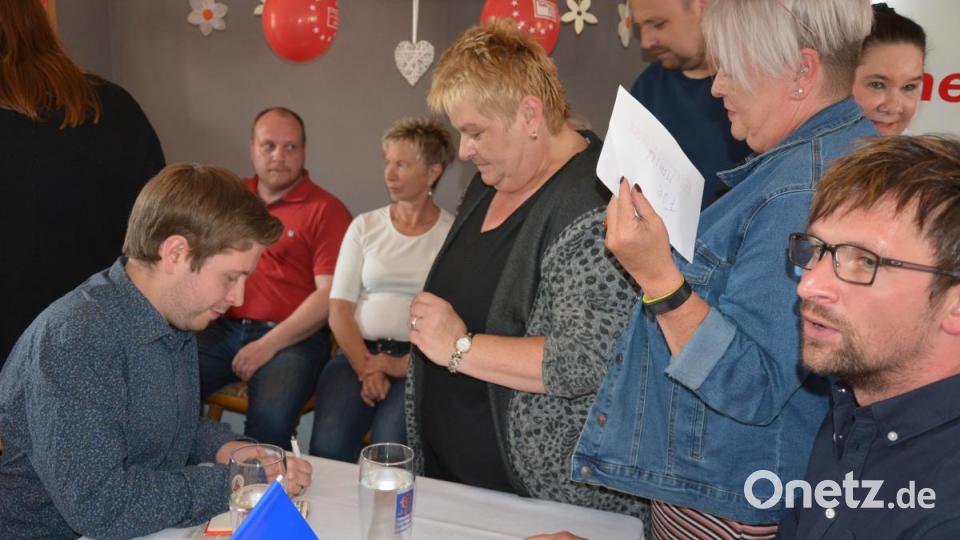Kevin Kühnert erfüllt bereitwillig Autogrammwünsche. Bild: jr