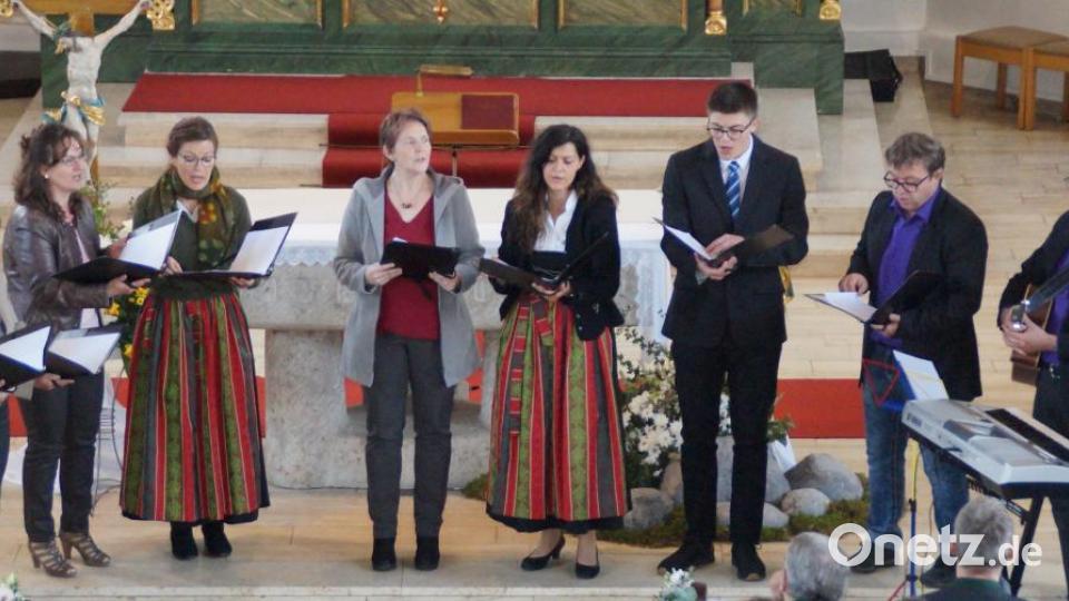 Die Gruppe „Zeitlos“ singt unter Leitung von Martin Ebenhöch. Bild: weu