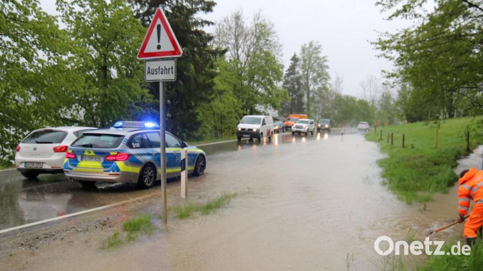 Die Bundesstraße 308 zwischen Oberstaufen und Immenstadt in Bayern ist teilweise durch Dauerregen überflutet. Bild: Benjamin Liss