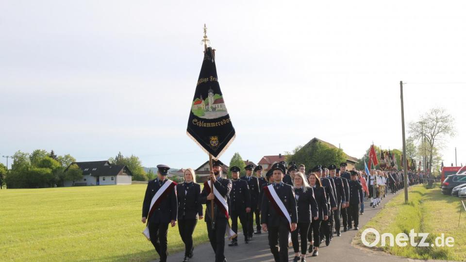Nach dem feierlichen Gottesdienst zogen die Vereine und Ehrengäste – angeführt von der Schlammersdorfer Fahnenabordnung Nico Lautner, Peter Ritter und Daniel Radke – durch die Ortschaft in die Püttner-Halle. Bild: wmi