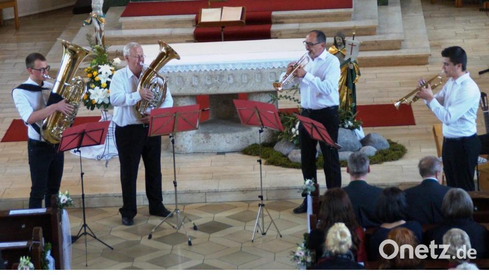 Mit mächtigen Trompetenklängen eröffnete der Bläserkreis Schönsee unter der Leitung von Herbert Spichtinger das Konzert. Bild: weu