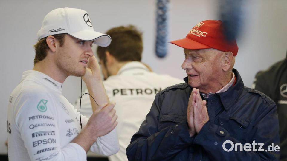Der damalige Mercedes-Pilot Nico Rosberg aus Deutschland spricht mit dem ehemaligen Weltmeister Niki Lauda (r). Bild: Darron Cummings/AP/dpa