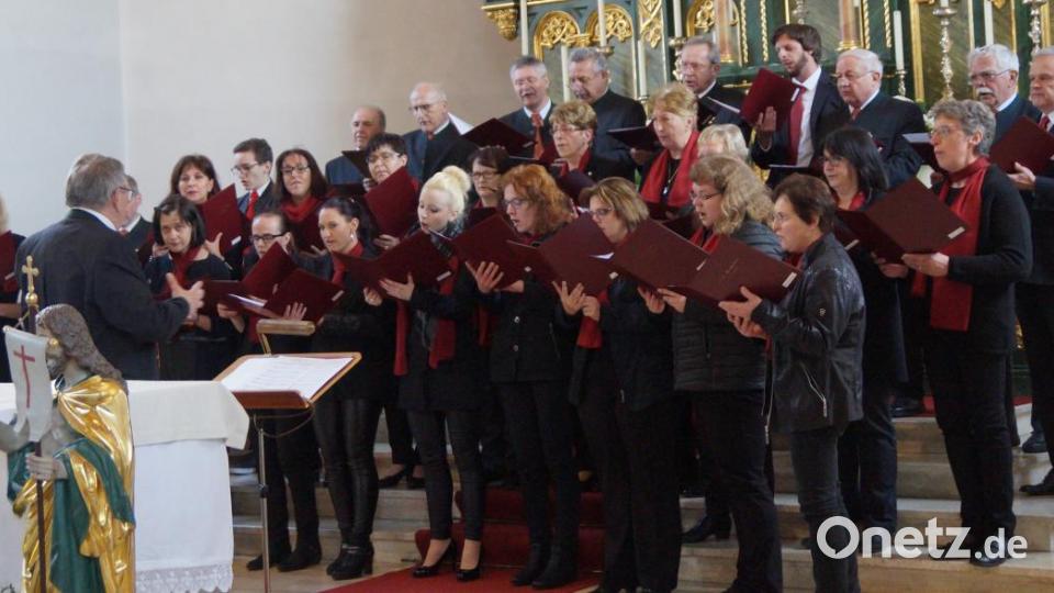 Stimmgewaltig bildete der Schönseer Kirchenchor St. Wenzeslaus den Abschluss des Konzerts. Bild: weu