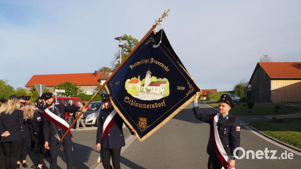 Handgestickt und aus qualitativ hochwertigen Material – hergestellt von Fahnen Kössinger aus Schierling – ist sie, die neuen Fahne der FFW Schlammersdorf. Und die Schlammersdorfer Wehr um den Vorsitzenden Hans Schmid und Kommandanten Benni Schmid sind zu Recht stolz auf das neue Prachtstück. Bild: wmi