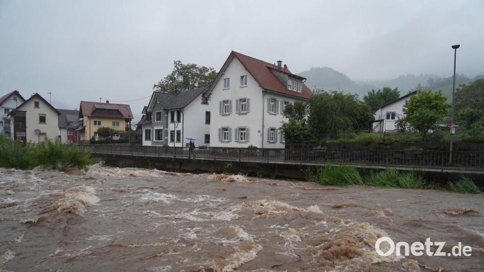 Der Pegel der Acher in Kappelrodeck in Baden-Württemberg ist nach starken Regenfällen stark angestiegen. Bild: Benedikt Spether