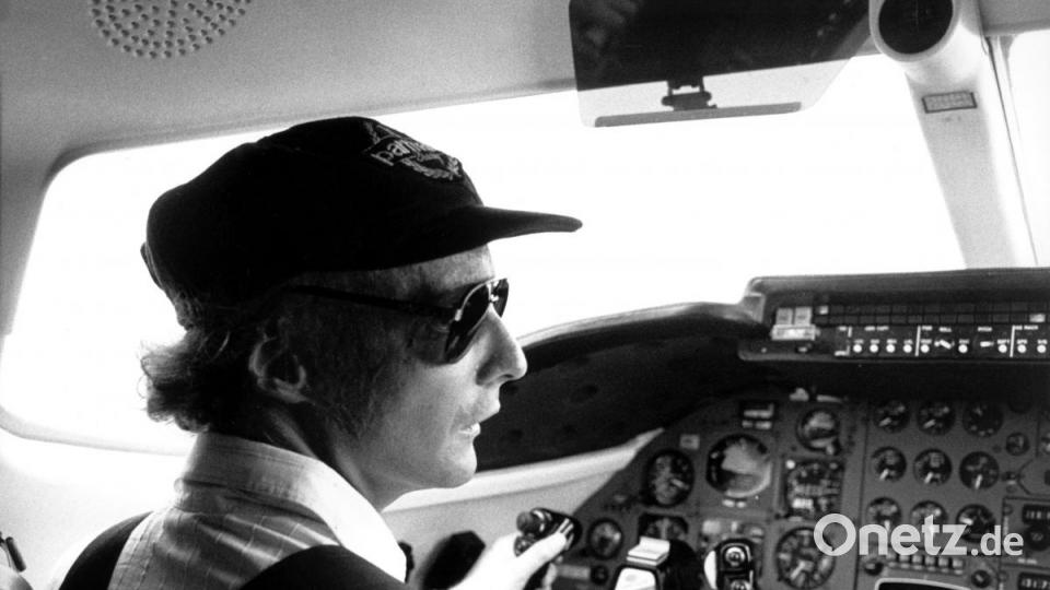 Diese historische Aufnahme zeigt den ehemaligen Formel-1-Piloten Niki Lauda im Cockpit eines Flugzeugs. Bild: Istvan Bajzat/dpa