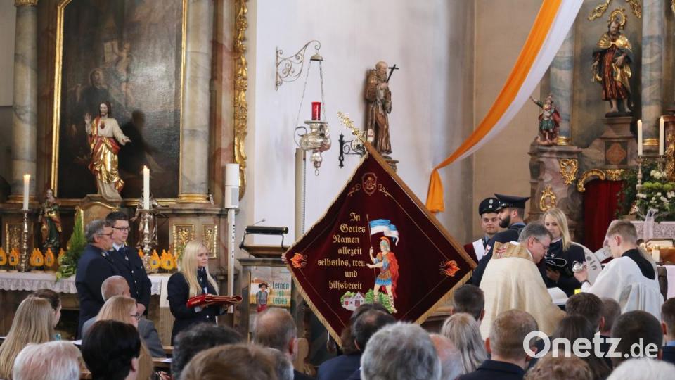 Pater Adrian Kugler weihte in der bis auf den letzten Platz gefüllten Pfarrkirche die neue Fahne und die beiden Banner. 27 Vereine nahmen mit ihren Fahnenabordnungen an dem feierlichen Gottesdienst teil. Bild: wmi