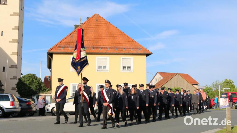 Nach dem feierlichen Gottesdienst zogen die Vereine und Ehrengäste – angeführt von der Schlammersdorfer Fahnenabordnung Nico Lautner, Peter Ritter und Daniel Radke – durch die Ortschaft in die Püttner-Halle. Bild: wmi