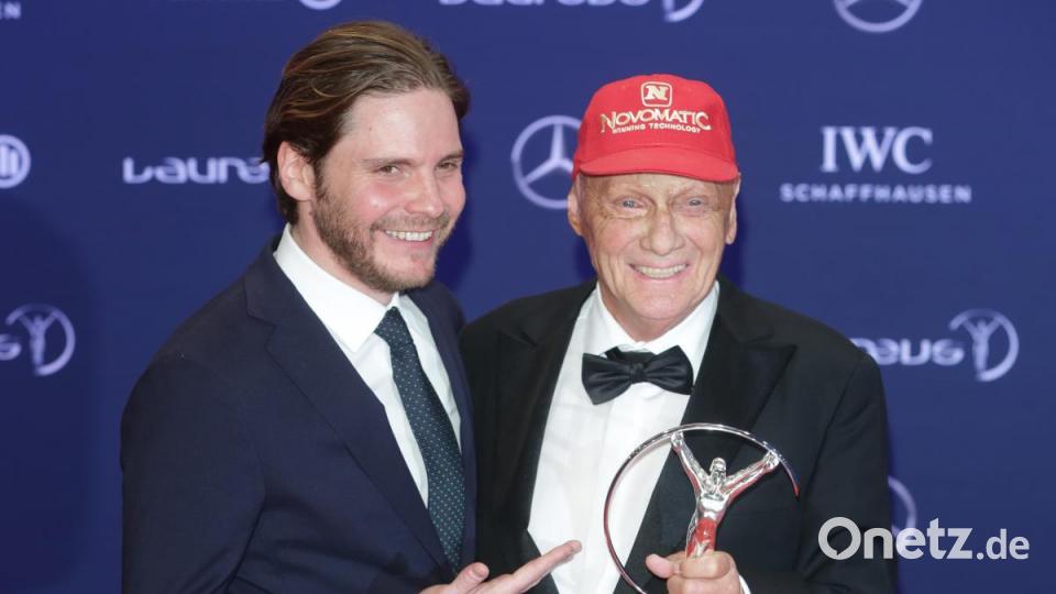 Rennsport-Legende Niki Lauda (r) erhält den Laureus Sport Award in der Kategorie «Laureus Lifetime Achievement Award» Bild: Jörg Carstensen/dpa