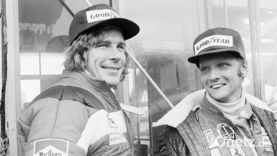 Der ehemalige österreichische Formel-1-Fahrer Niki Lauda (r) und der ehemalige britische Formel-1-Fahrer James Hunt beobachten den Regen vor dem Start des Grand Prix von Japan. Bild:  Nuck Ut/AP/dpa
