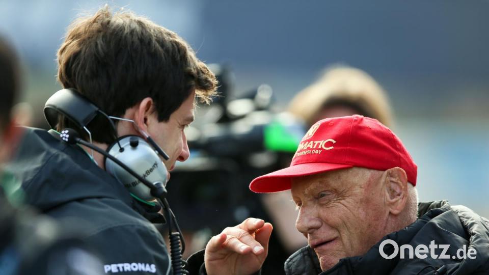 Der Aufsichtsratsvorsitzende des Formel-1-Teams von Mercedes, Niki Lauda (r), mit Mercedes-Motorsportchef Toto Wolff (l). Bild: Jens Buettner/dpa