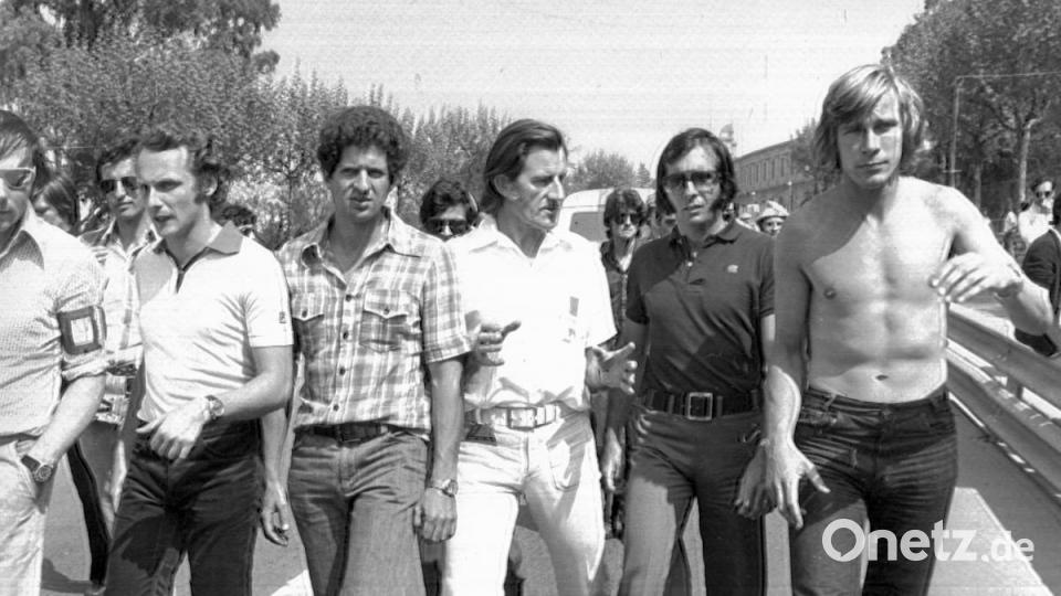 Niki Lauda (l-r), Jody Scheckter, Graham Hill, Emerson Fittipaldi und James Hunt weigern sich wegen mangelnder Sicherheit, das Training für den Großen Preis von Spanien auf dem Kurs von Barcelona aufzunehmen. Erst nachdem die monierten Sicherheitsmaßnahmen getroffen worden waren, nahmen die Fahrer das Training auf. Bild:  UPI/dpa