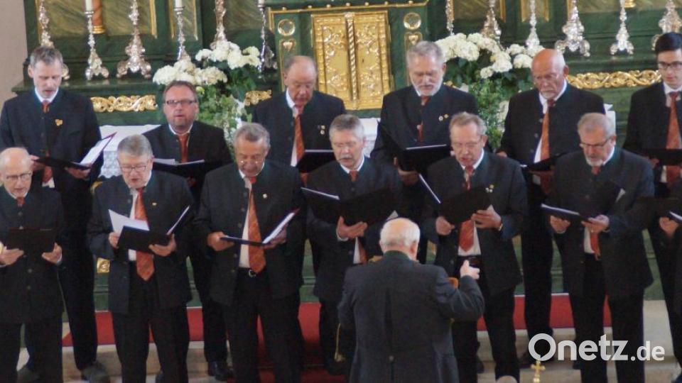 Reine Männerstimmen erklangen beim Gesang – und Orchesterverein Schönsee unter Leitung von Andreas Wirnshofer. Bild: weu