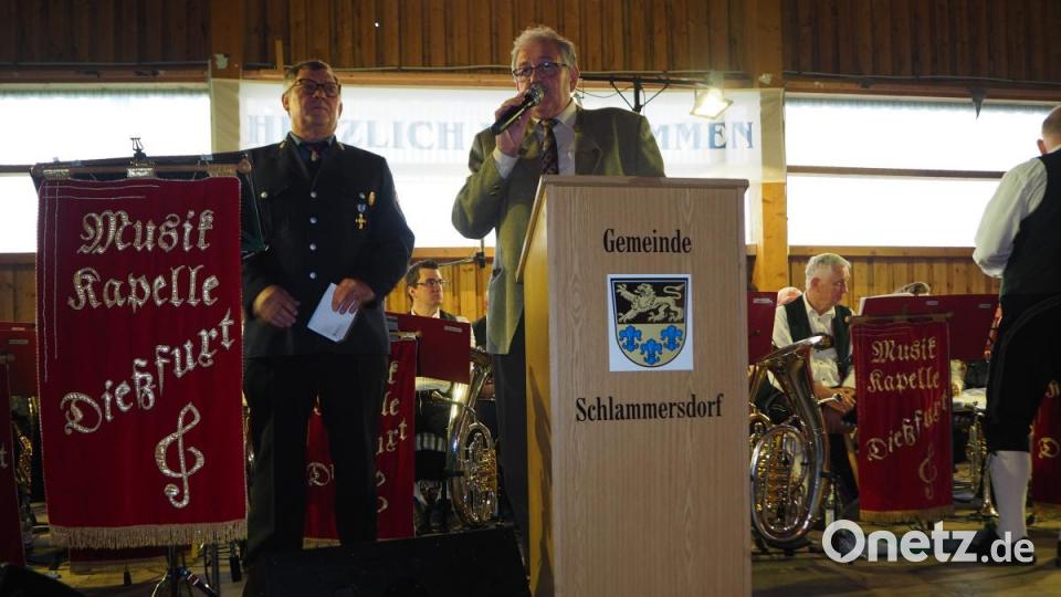 Bürgermeister Gerhard Löckler überbrachte die Glückwünsche der Gemeinde zur Fahnenweihe. Für Vorsitzenden Hans Schmid hatte er auch eine freudige Überraschung parat. So werde sich die Gemeinde an de Anschaffungskosten der Fahne beteiligen. Bild: wmi