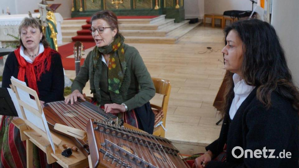 Volkstümliches boten die „Schönseer Moidla“, deren Leitung bei Monika Bayer liegt. Bild: weu