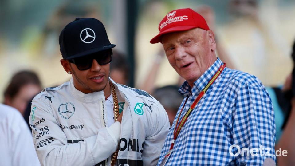 Mercedes Formel-1-Fahrer Lewis Hamilton (l) aus Großbritannien spricht mit Niki Lauda während des Abu Dhabi Grand Prix 2014 auf dem Yas Marina Circuit. Bild: David Davies/Press Association Images/dpa