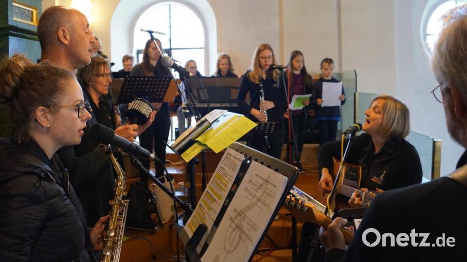 Elisabeth Bücherl-Beer präsentierte mit ihrem Musikkreis Gaisthal &amp; Freunde drei moderne Varianten sakraler Musik. Bild: weu