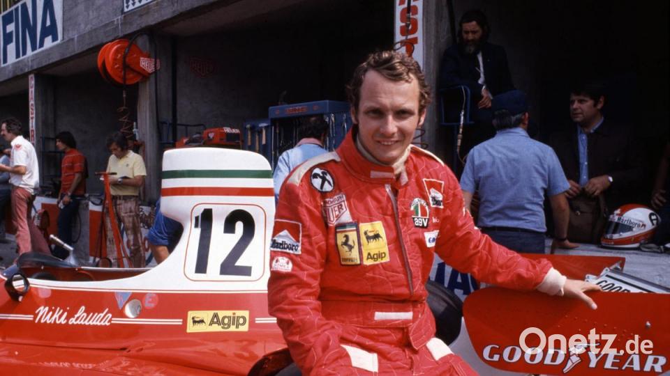 Der damalige Formel-1-Fahrer Niki Lauda aus Österreich von der Scuderia Ferrari sitzt auf seinem Rennwagen in der Boxengasse. Bild: Lapresse/Lapresse via ZUMA Press/dpa