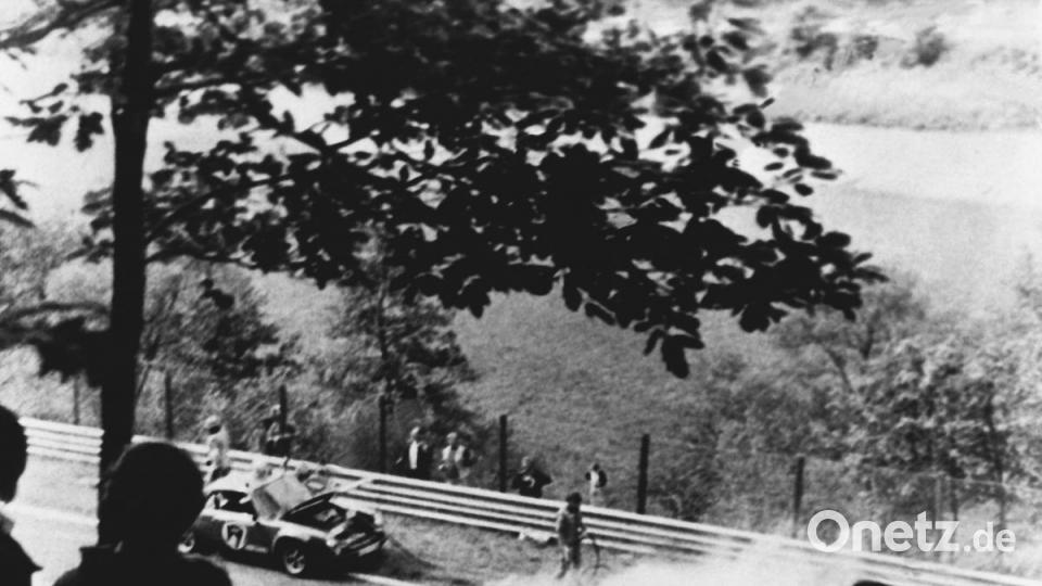 Nürburgring: Nach einem Zusammenstoß in der zweiten Runde beim Grand Prix auf dem Nürburgring brennt der Ferrari des österreichischen Formel-1-Weltmeisters Niki Lauda. Bild: UPI/Stringer/dpa