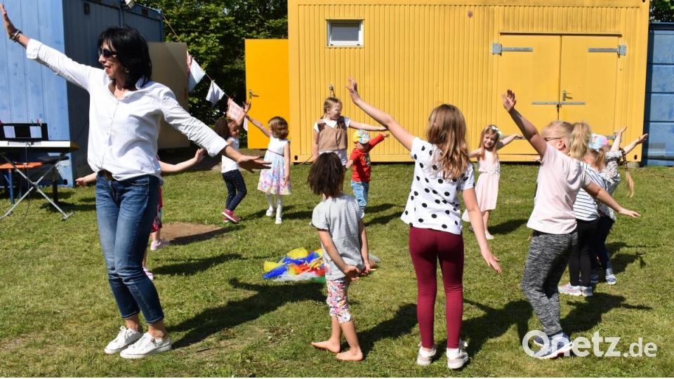 Lilia Gette mit Kindern aus der Gruppe der Musikalischen Früherziehung. Bild: rgr