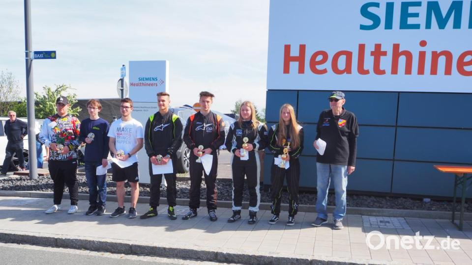 Die Sieger der Klasse K5 mit Rennleiter Theo Tschirschnitz (rechts) und Tagessiegerin Alina Fabian (links daneben). Bild: ak