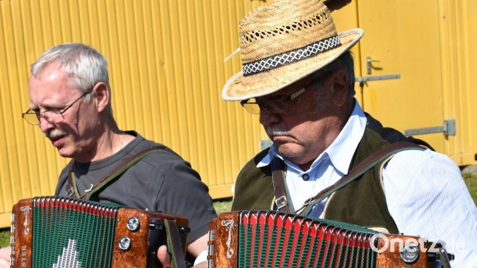 Für Willi Bauer (links) und Hans Mehrl (rechts) war der Auftritt mit der Streirischen Harmonika beim Spielplatzfest in der Bahnhofsiedlung eine Premiere Bild: rgr