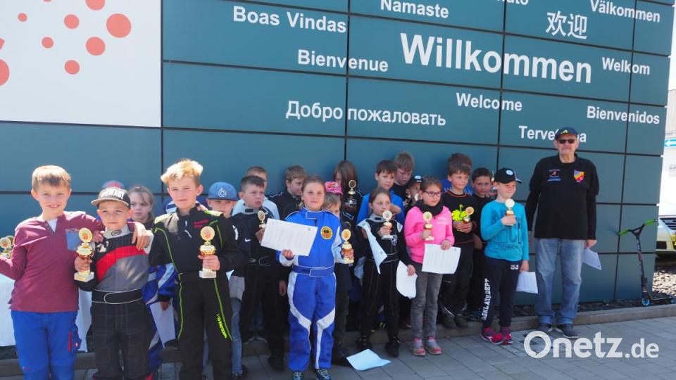 Die Siegerehrung der Klasse K 1 mit Vorsitzendem und Rennleiter Theo Tschirschnitz (rechts). Bild: ak