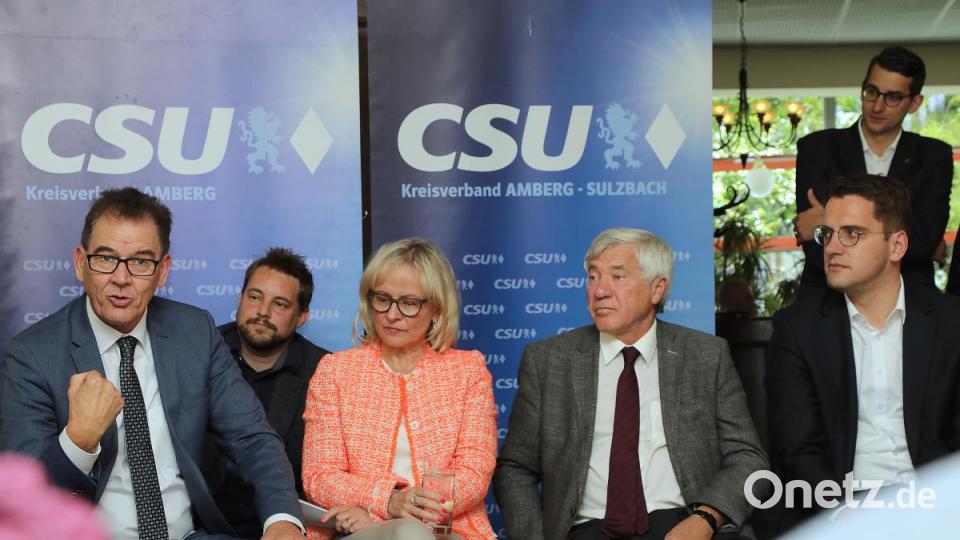 Diskutieren im &quot;Fishbowl-Format&quot;: Die Amberger CSU hatte Entwicklungsminister Gerd Müller zu einem Stuhlkreis in die Alte Kaserne eingeladen. Bild: Wolfgang Steinbacher
