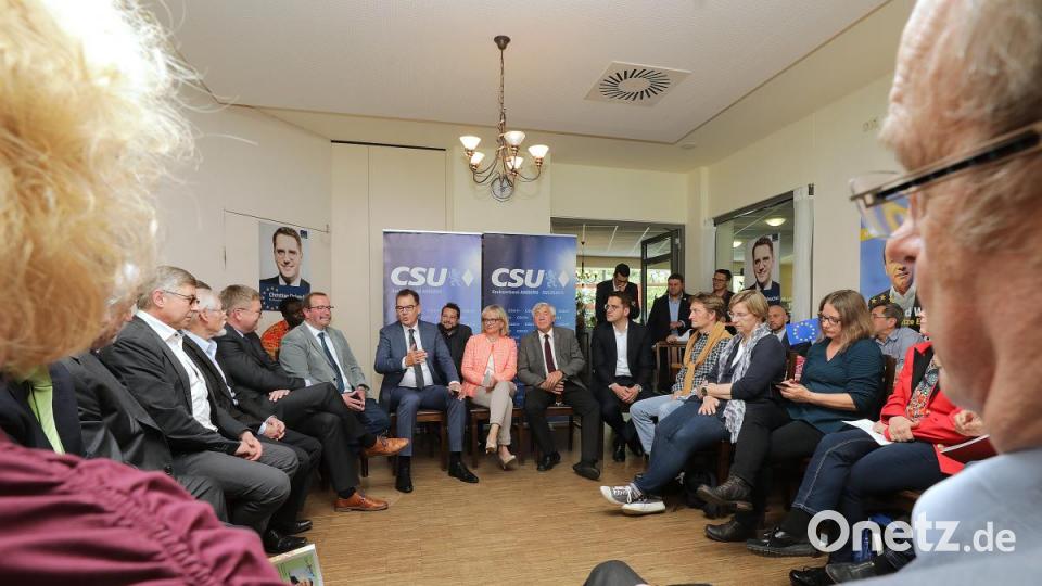 Diskutieren im &quot;Fishbowl-Format&quot;: Die Amberger CSU hatte Entwicklungsminister Gerd Müller zu einem Stuhlkreis in die Alte Kaserne eingeladen. Bild: Wolfgang Steinbacher