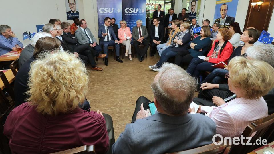 Diskutieren im &quot;Fishbowl-Format&quot;: Die Amberger CSU hatte Entwicklungsminister Gerd Müller zu einem Stuhlkreis in die Alte Kaserne eingeladen. Bild: Wolfgang Steinbacher