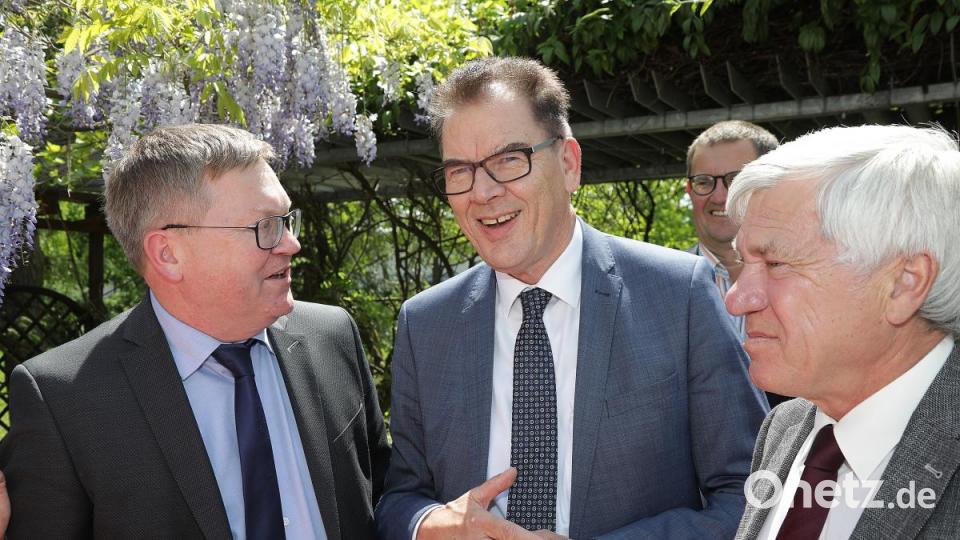 Oberbürgermeister Michael Cerny (links) und Bundestagsabgeordneter Alois Karl (rechts) hießen Minister Gerd Müller willkommen. Bild: Wolfgang Steinbacher