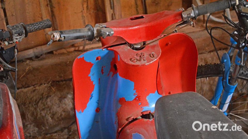 Die Original-Farbe dieses Mopeds ist eigentlich blau. Simon will den roten Lack wieder entfernen. Bild: Gabi Schönberger