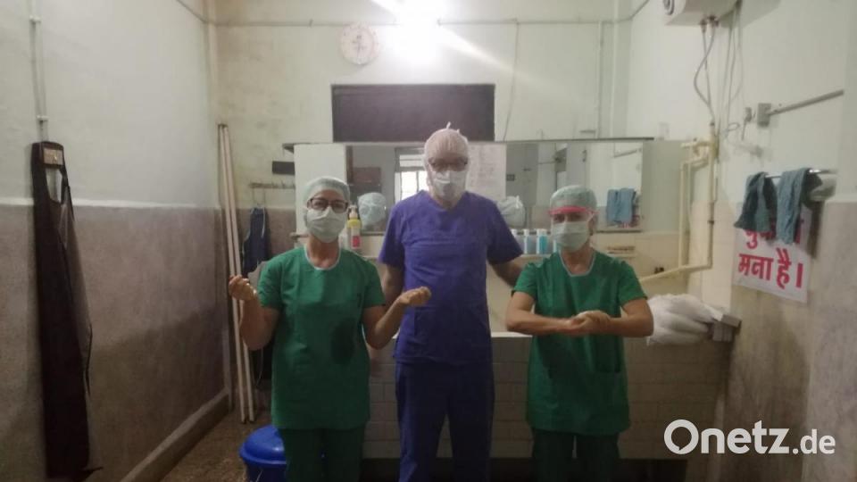 Martina Scheitinger-Heindl (links) und Eveline Weiß operieren eigentlich im Klinikum Weiden, Prof. Dr. Franz Müller im Krankenhaus Barmherzige Brüder in Regensburg (mittig). Bild: exb