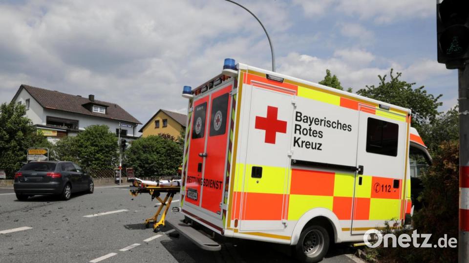Auf der Kreuzung hat&#039;s gekracht. Dieser Rettungswagen kam erst in einem Garten zum Stehen. Bild: Wolfgang Steinbacher