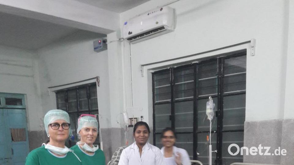 Martina Scheitinger-Heindl (links) und Eveline Weiß im Aufwachraum des &quot;Jeevan Jyoti Hosipital in Meghnagar&quot;. Unterstützt werden sie auch von indischen Krankenschwestern. Bild: exb