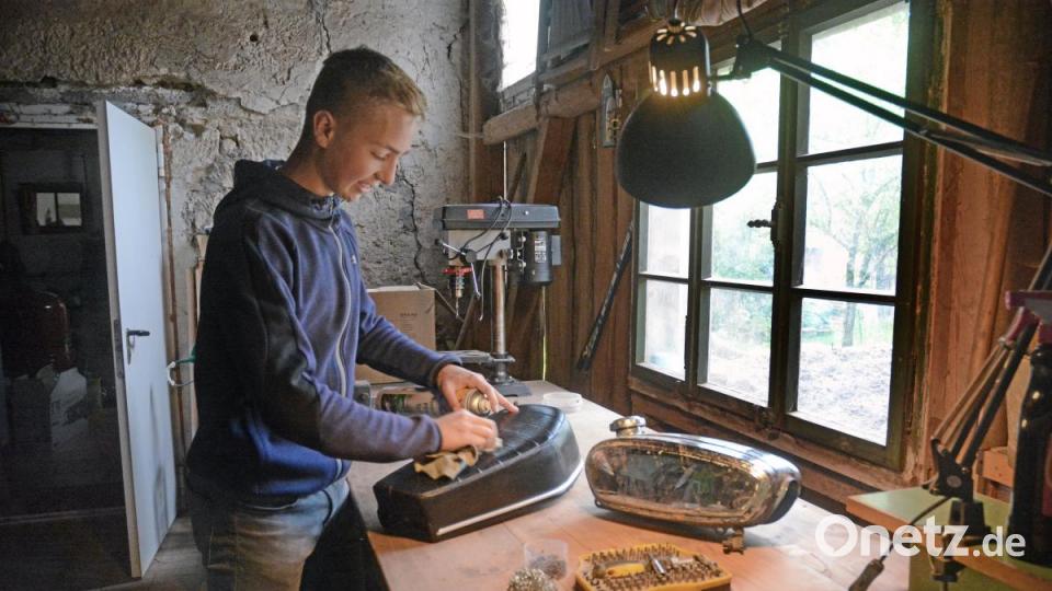 Mit Lappen und Lösungsmittel reinigt Simon die Moped-Teile. Bild: Gabi Schönberger