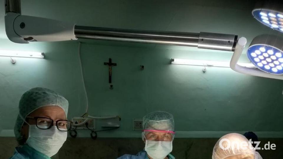 Martina Scheitinger-Heindl, Prof. Dr. Franz Müller vom Krankenhaus Barmherzige Brüder Regensburg und Eveline Weiß operierten in Indien von morgens bis abends. Bild: exb