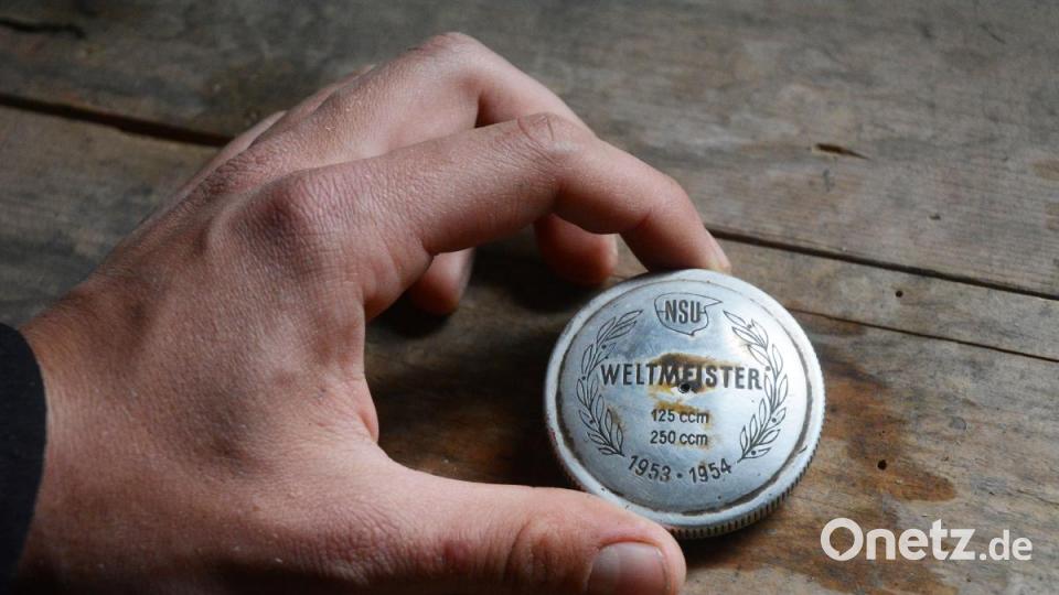 „Weltmeister“ steht auf dem Tankdeckel der NSU Quickly. Bild: Gabi Schönberger