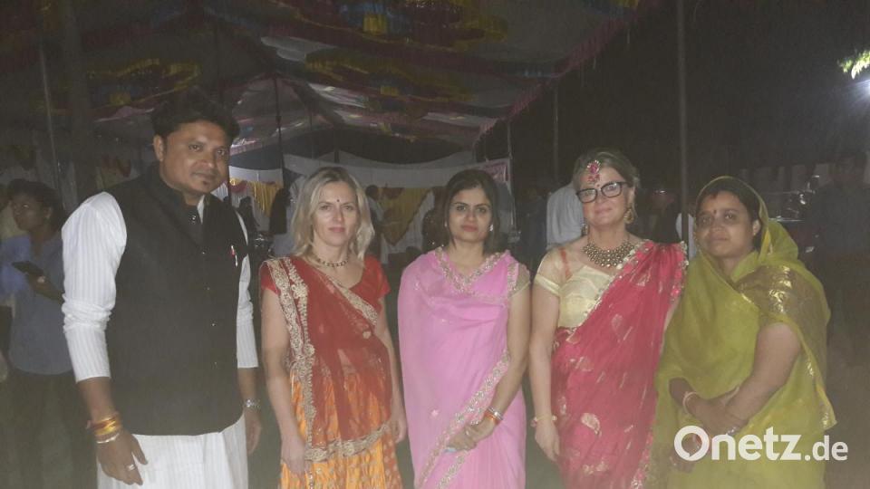 Eveline Weiß (zweite von links) und Martina Scheitinger-Heindl (vierte von links) wurden festlich von einer Rotarierer-Familien in Meghnagar in Indien empfangen. Der Rotary Club unterstützt das Krankenhaus. Bild: exb