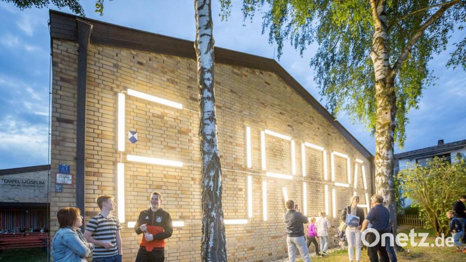 Statement aus Leuchtröhren: Seit Mai 2018 strahlt Europa jeden Abend am Giebel des Tempelmuseums. Die Installation ist parallel in Berlin, Essen und Nürnberg zu sehen. Bild: Marcus Rebmann