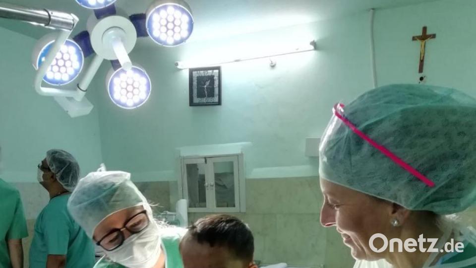 Die Umstände im &quot;Jeevan Jyoti Hospital&quot; in Meghnagar unterscheiden sich stark von den Gegebenheiten in Deutschland. Das hält Martina Scheitinger-Heindl und Eveline Weiß allerdings nicht davon ab, ein zweites Mal zum Operieren nach Indien zu reisen. Bild: exb