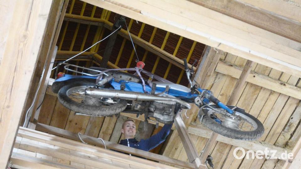Mit einem Aufzug transportiert der 16-Jährige die Mopeds in die oberen Stockwerke der Scheune. Bild: Gabi Schönberger