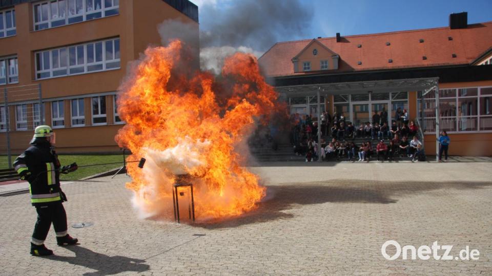 Das Rahmenprogramm gestalte die Feuerwehr mit. Demonstriert wurden die Gefahren eines Fettbrandes. Bild: wro